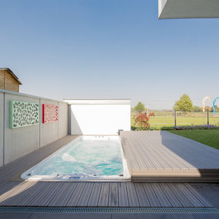 Oberirdischer, Kleiner Moderner Whirlpool hinter dem Haus in rechteckiger Form mit Betonplatten in Düsseldorf