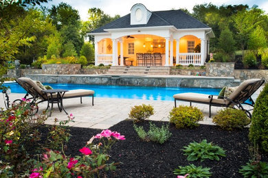 Foto di una grande piscina chic rettangolare dietro casa con una dépendance a bordo piscina
