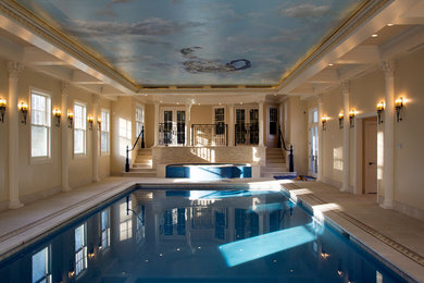 Стильный дизайн: прямоугольный бассейн среднего размера в доме в классическом стиле - последний тренд
