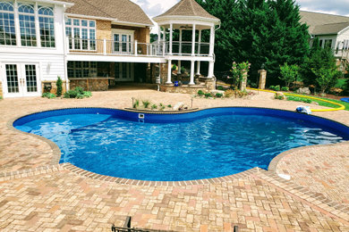 Foto de piscinas y jacuzzis clásicos en patio trasero