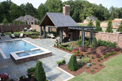 Moderner Pool hinter dem Haus in rechteckiger Form in Jackson