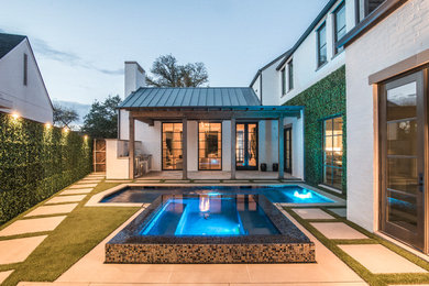 Esempio di una piccola piscina a sfioro infinito design rettangolare dietro casa con una vasca idromassaggio e piastrelle