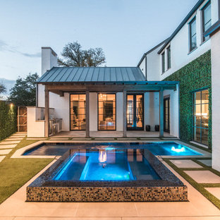 Gefliester, Kleiner Moderner Pool hinter dem Haus in rechteckiger Form in Dallas