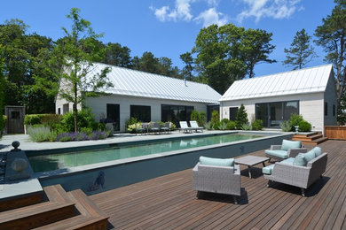 Ejemplo de piscina con fuente alargada costera de tamaño medio rectangular en patio con adoquines de hormigón