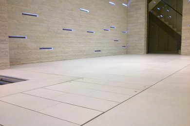 Mittelgroßer Moderner Indoor-Pool in L-Form mit Wasserspiel und Natursteinplatten in Los Angeles