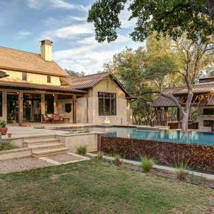 Mittelgroßer Landhausstil Infinity-Pool hinter dem Haus in rechteckiger Form in Austin