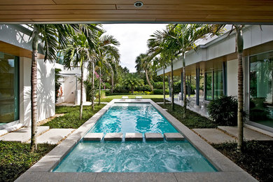 Ejemplo de piscina contemporánea rectangular en patio