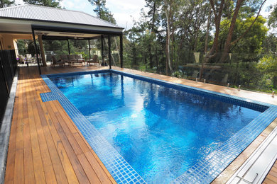 Foto de piscina minimalista de tamaño medio rectangular con entablado