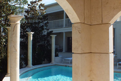Imagen de casa de la piscina y piscina elevada tradicional grande a medida en patio trasero con adoquines de piedra natural