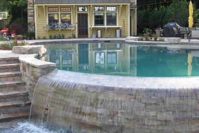 グランドラピッズにあるトラディショナルスタイルのおしゃれなプールの写真
