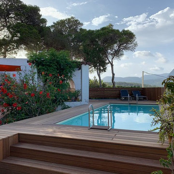 Holzterrasse mit Pool