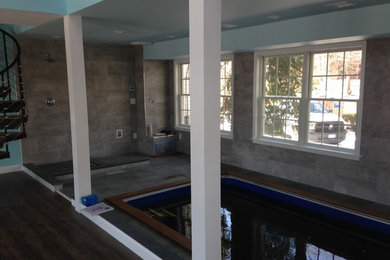Ejemplo de piscina alargada contemporánea pequeña interior y rectangular con suelo de baldosas