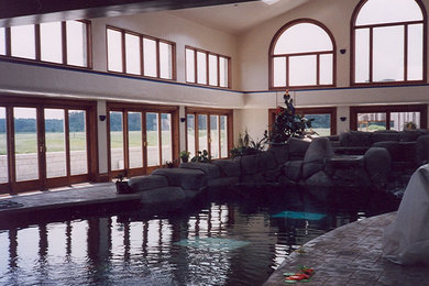 シンシナティにあるラグジュアリーな広いトラディショナルスタイルのおしゃれな屋内プールの写真