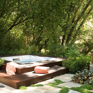 Diseño de piscinas y jacuzzis elevados, tradicionales, de tamaño medio, rectangulares, en patio trasero, con adoquines de hormigón