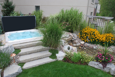 Стильный дизайн: наземный бассейн среднего размера на заднем дворе в классическом стиле с джакузи - последний тренд