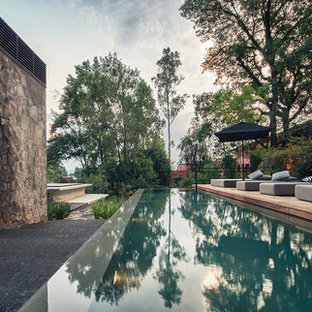Ejemplo de piscina alargada, moderna, con entablado