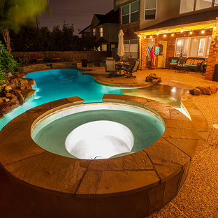 Ispirazione per una grande piscina design personalizzata dietro casa con pedane