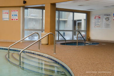 Modelo de casa de la piscina y piscina actual grande redondeada y interior