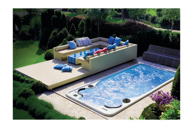 Esempio di una piccola piscina moderna rettangolare dietro casa con una vasca idromassaggio