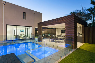 Idées déco pour une piscine contemporaine.