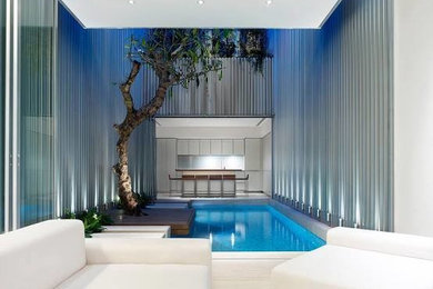 Modelo de piscina alargada moderna pequeña interior y rectangular