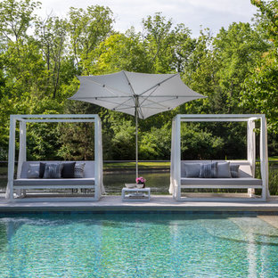 Großer Moderner Pool hinter dem Haus in rechteckiger Form in Cincinnati