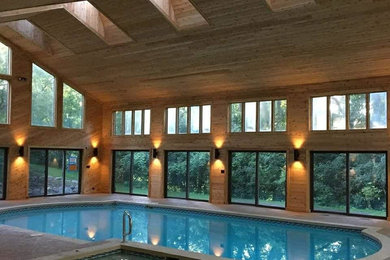 Imagen de piscinas y jacuzzis alargados tradicionales renovados grandes interiores y a medida con losas de hormigón