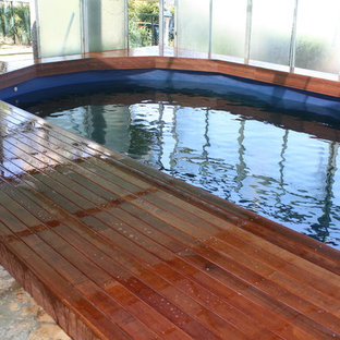 Ispirazione per una grande piscina coperta fuori terra moderna con pedane