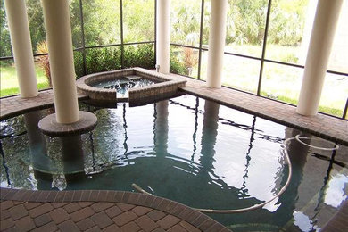 Mittelgroßer Pool in individueller Form mit Pflastersteinen in Tampa