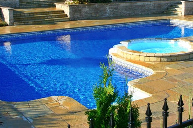 Modelo de piscinas y jacuzzis contemporáneos grandes en forma de L en patio trasero