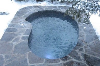 Imagen de piscinas y jacuzzis nórdicos de tamaño medio a medida en patio trasero con adoquines de piedra natural