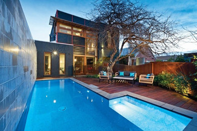 シドニーにあるコンテンポラリースタイルのおしゃれな競泳用プール (デッキ材舗装) の写真