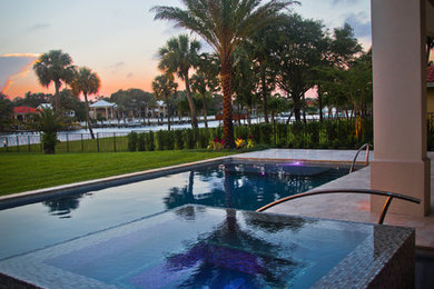 Mittelgroßer, Gefliester Moderner Pool hinter dem Haus in rechteckiger Form in Miami