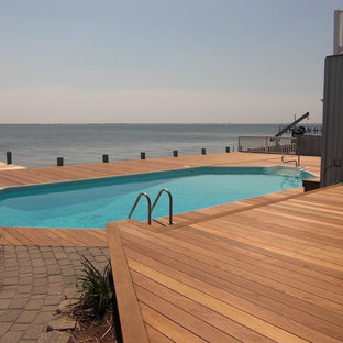 Foto di una piscina costiera dietro casa con pedane