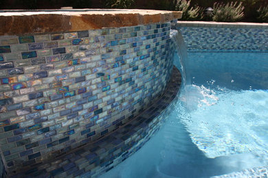 Idee per una piscina moderna dietro casa
