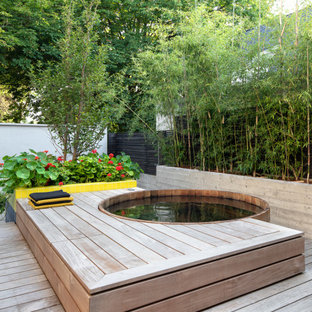 Esempio di una piccola piscina minimal rotonda con una vasca idromassaggio e pedane