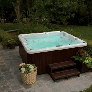 Diseño de piscinas y jacuzzis clásicos renovados en patio trasero