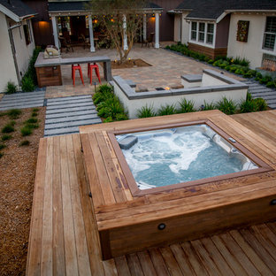 Esempio di una piccola piscina fuori terra minimal rettangolare dietro casa con una vasca idromassaggio e pedane
