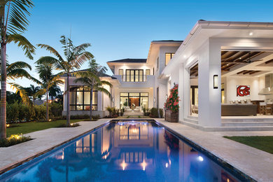 Modernes Sportbecken hinter dem Haus in rechteckiger Form in Miami