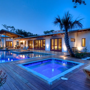 Idee per una grande piscina country personalizzata dietro casa con pedane