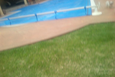 Ejemplo de piscina de estilo americano en patio trasero