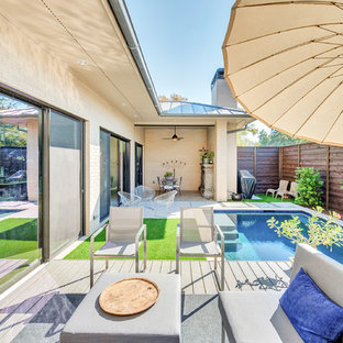 Foto di una piccola piscina monocorsia design rettangolare dietro casa con pedane e fontane