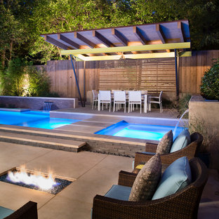 Diseño de piscinas y jacuzzis modernos, de tamaño medio, rectangulares, en patio trasero, con losas de hormigón