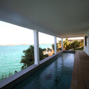 Idee per una grande piscina monocorsia tropicale rettangolare sul tetto con pedane