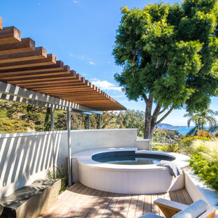 Ispirazione per una piscina stile marino con una vasca idromassaggio e pedane