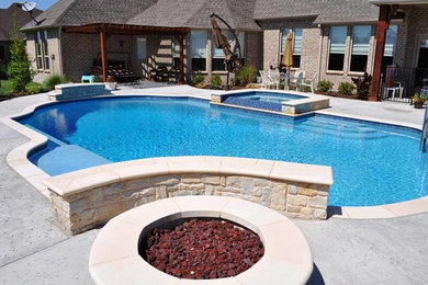 Идея дизайна: спортивный бассейн среднего размера, произвольной формы на заднем дворе в современном стиле с джакузи и покрытием из каменной брусчатки