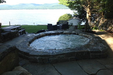 Diseño de piscinas y jacuzzis rústicos de tamaño medio en patio trasero con adoquines de piedra natural