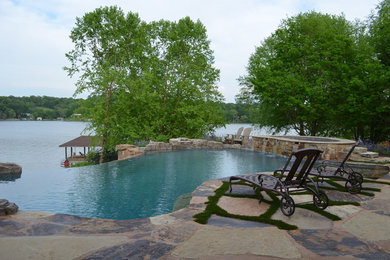 Diseño de piscina con fuente infinita clásica extra grande a medida en patio trasero con adoquines de piedra natural