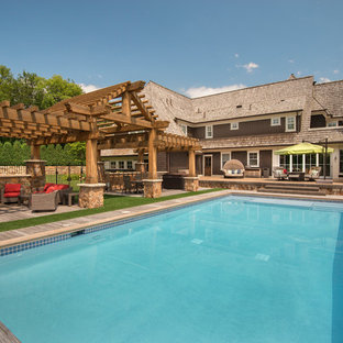 Idee per un'ampia piscina monocorsia tradizionale rettangolare dietro casa con una dépendance a bordo piscina e pedane
