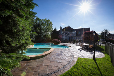 Transitional pool photo in New York